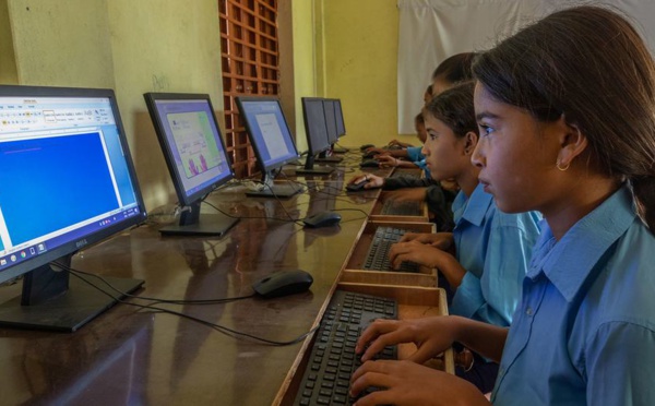 Un rapport de l'UNESCO met en lumière les effets néfastes des médias sociaux sur les filles